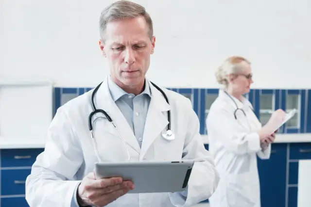 Electronic Health Records (EHR) vs. Paper Records: Why the Transition is Crucial in 2024