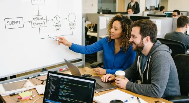 事件驱动工作流 与 请求-响应 API：长期任务对比